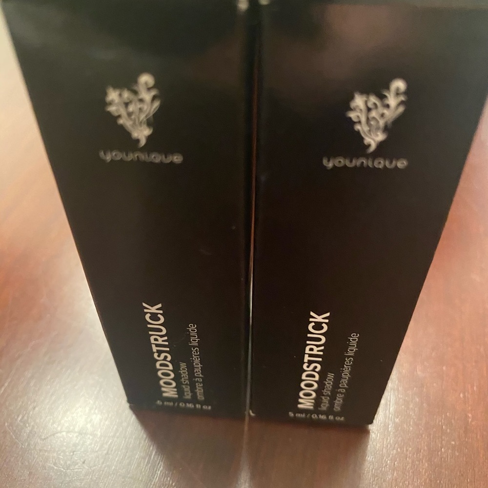 Two liquid eyeshadows in the color Reverent